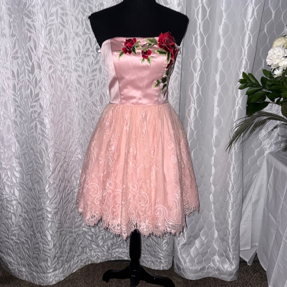 Sherri Hill Pink Strapless Lace Rose Embroidery 2 formal cocktail party dress.